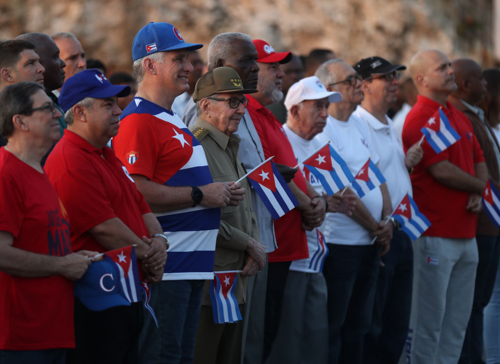 Глава Куби Рауль Кастро (у центрі) особисто сприяв розкриттю десятка корупційних скандалів. Photo by Yander Zamora/Anadolu Agency via Getty Images