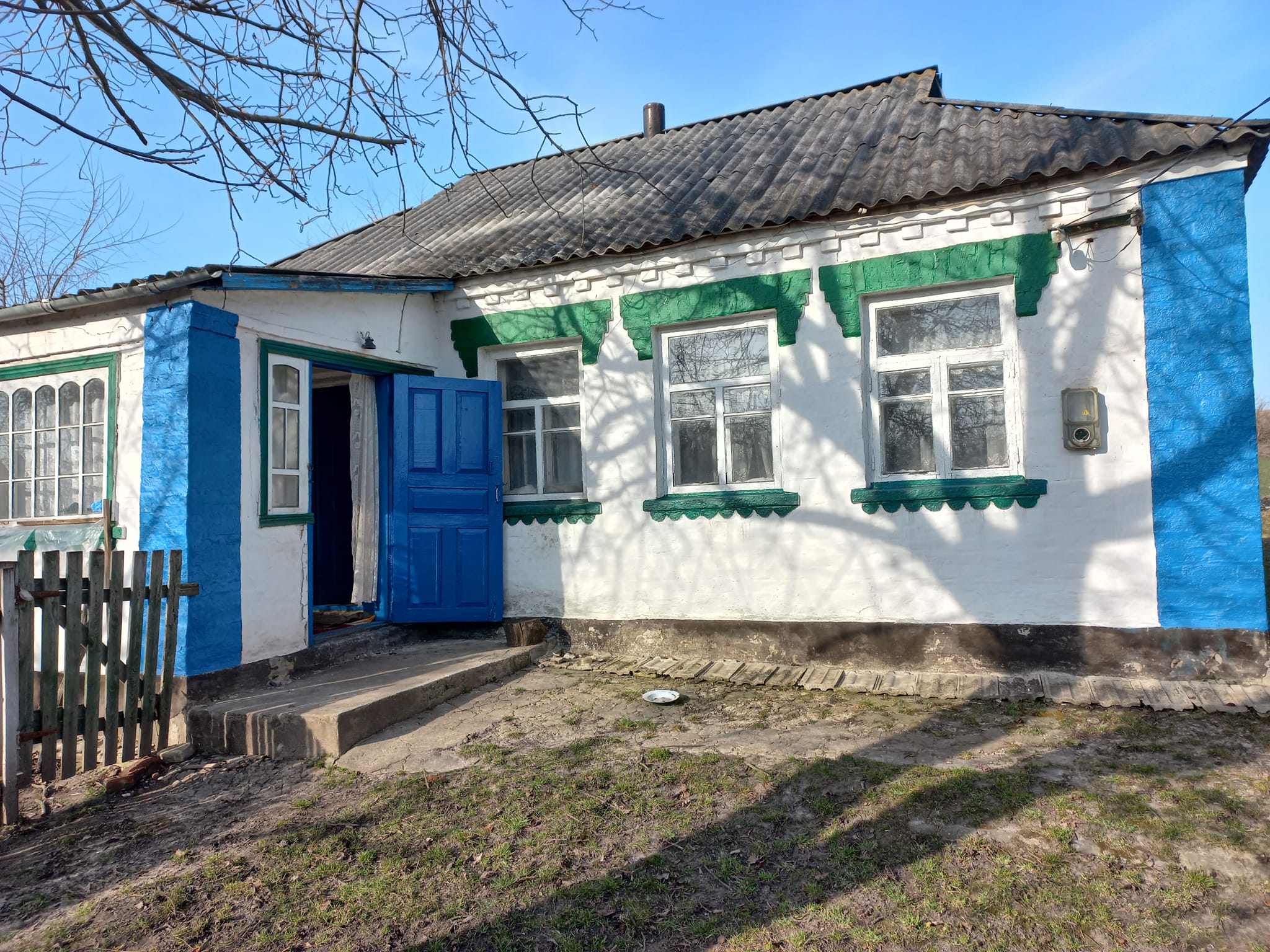 В селе Михайловка (Обуховский район), расположенном в 115 км от Киева, жилье с землей можно найти всего за 3500 долларов. Фото: ФБ Купить дом в селе