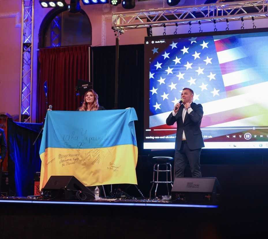 За флаг выручили 70 тысяч долларов в помощь Украине. Фото: 1+1