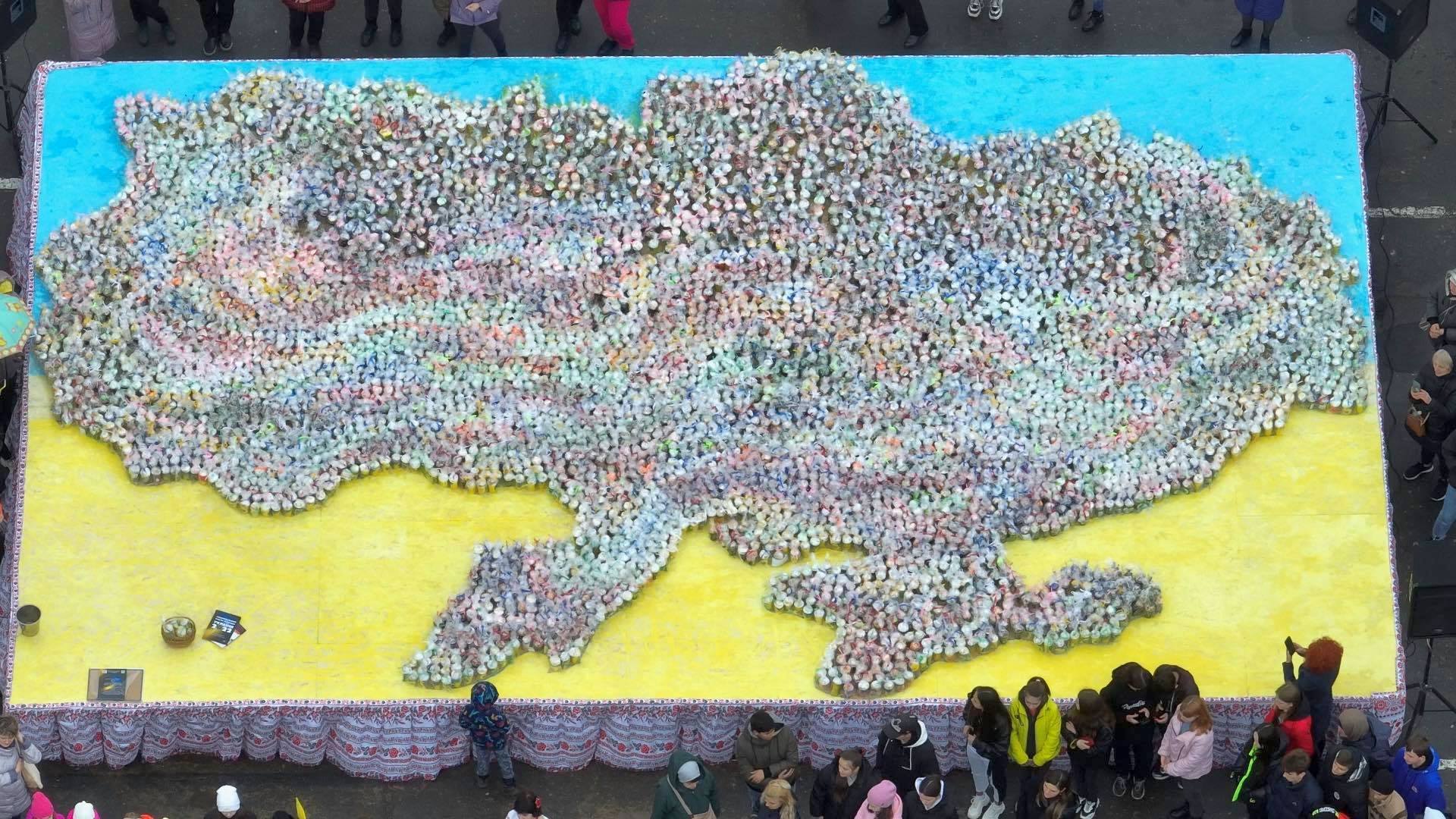 Найбільша мапа України із великодніх пасок для ЗСУ була створена у Подільську Одеської області. Фото: facebook.com/Вєтрова Лана