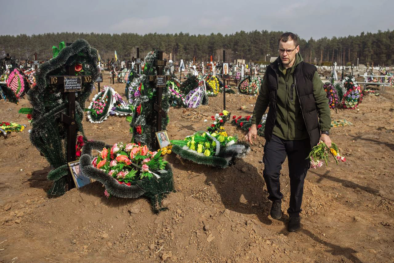 Сергей Перебийнис на кладбище, где похоронены его родные – жена с детьми, две собаки погибли от минометного обстрела в Ирпене. Фото: victims.memorial