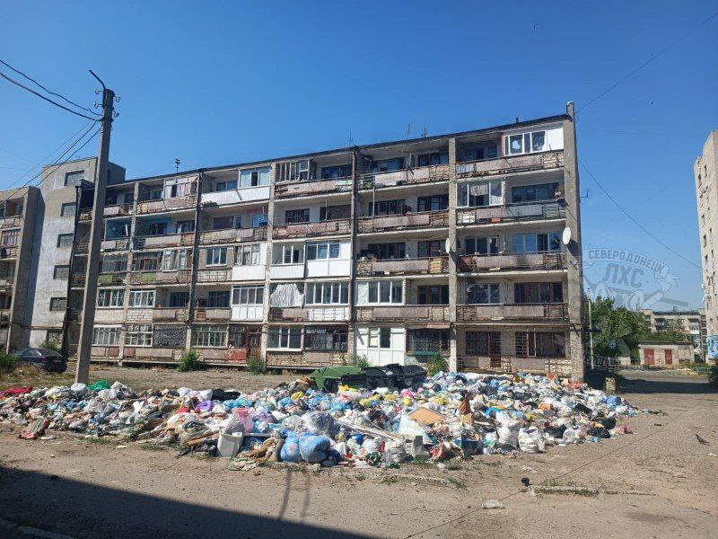 Гори сміття у «звільнених» містах вивозити ніхто не збирається. Фото: t.me/lisichansk1710kolibel