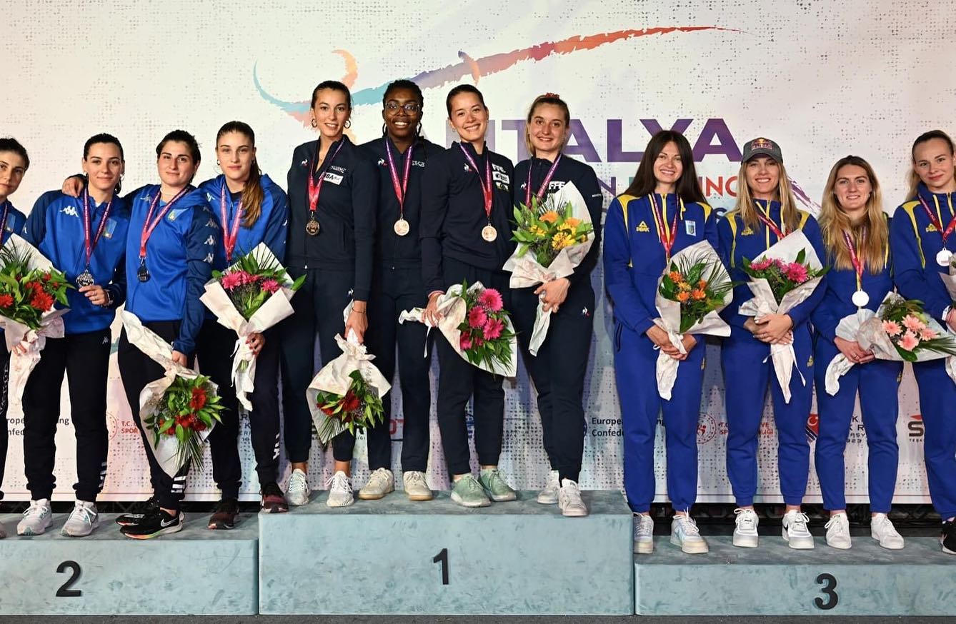 Бронзой на чемпионате Европы наши девушки очень гордятся. Фото: ФБ Olga Kharlan