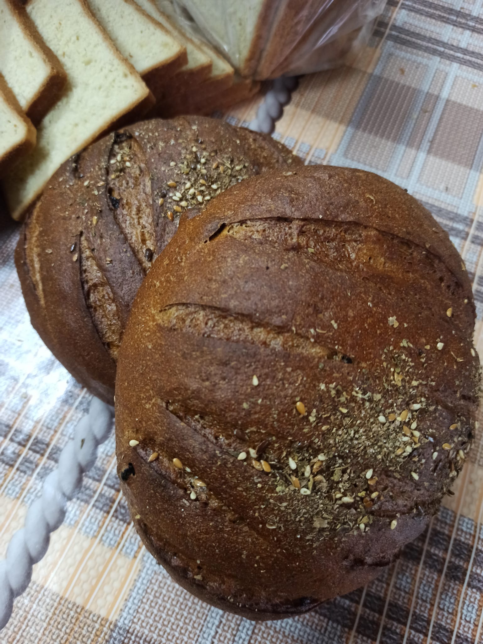 Хліб «Карельський» - заварний із родзинками та тестовий білий. Фото: ФБ/Приватна пекарня 