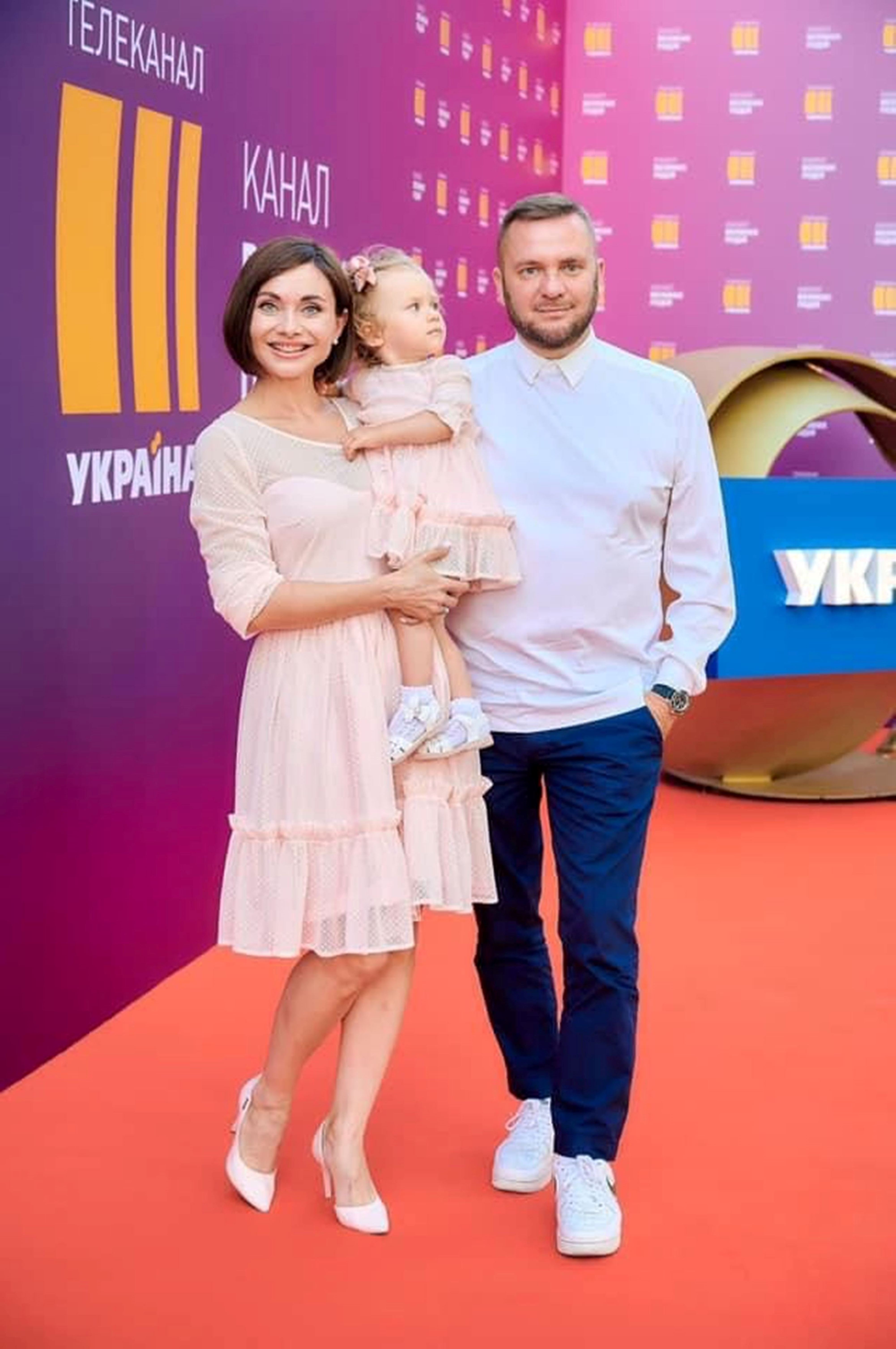 З чоловіком Сашком та донькою Міланою. Фото: канал «Україна»
