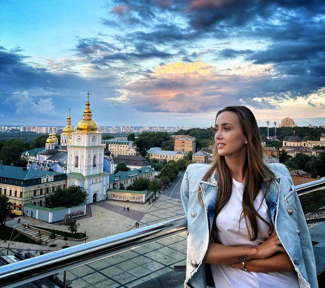 Анна Різатдінова каже, що дуже сумує за Києвом, де все її життя. Син теж проситься додому. Фото: Instagram.com/anna_rizatdinova/