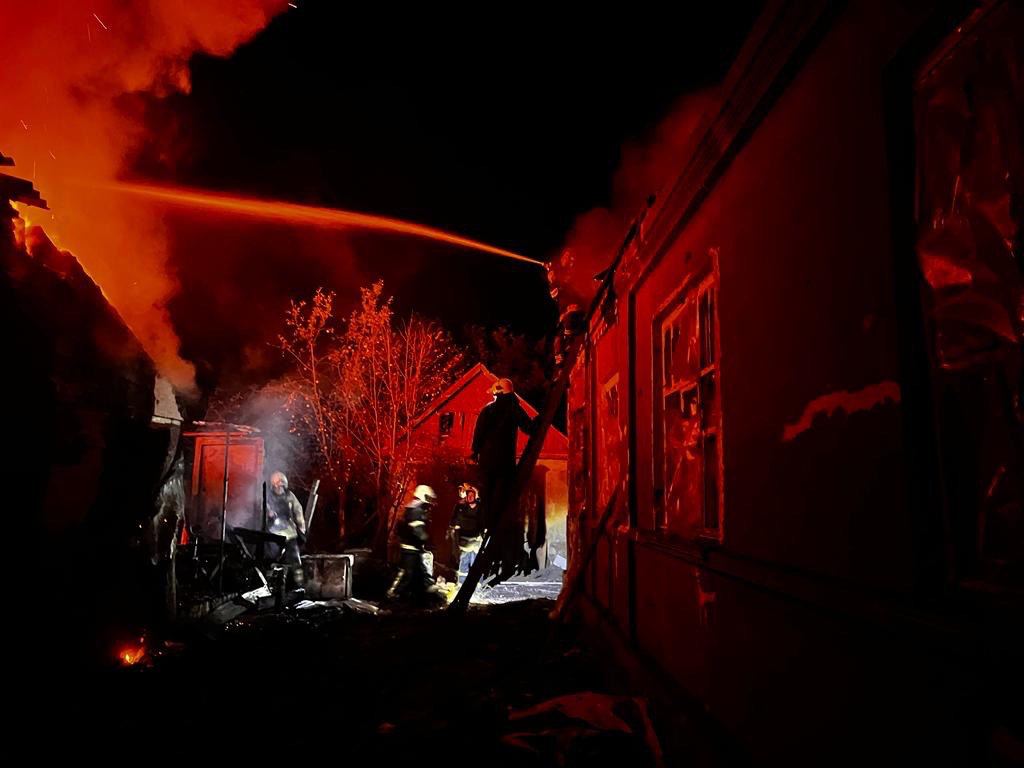 Обстрелы Бахмута приводят к пожарам. К счастью, ГСЧС работает. Фото: ГСЧС Украины