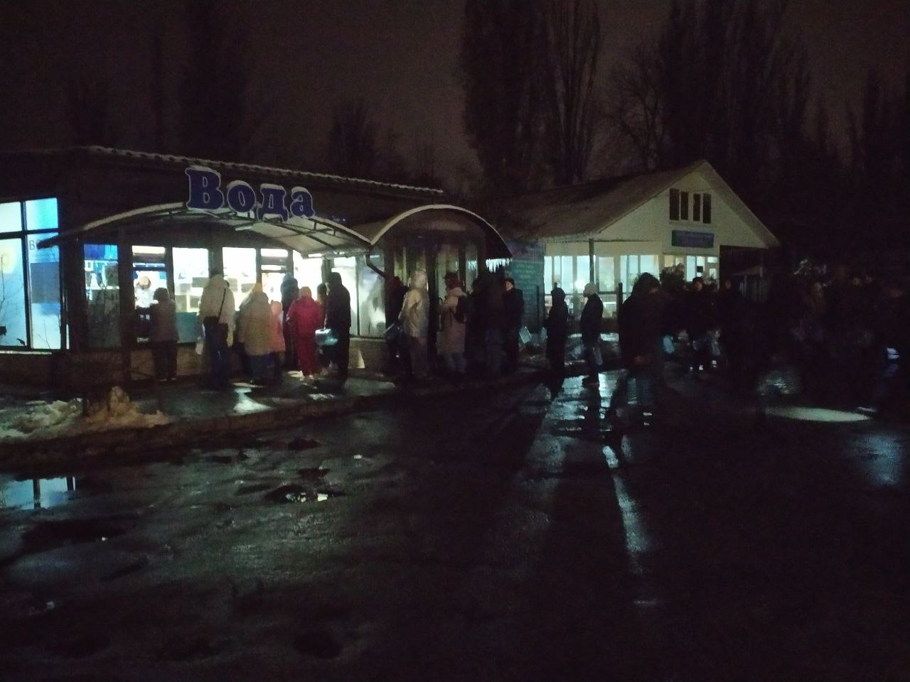 ​23 ноября. Киев остался без воды и без бюветов. Очереди у немногочисленных работающих магазинов с водой - просто километровые. Фото: 