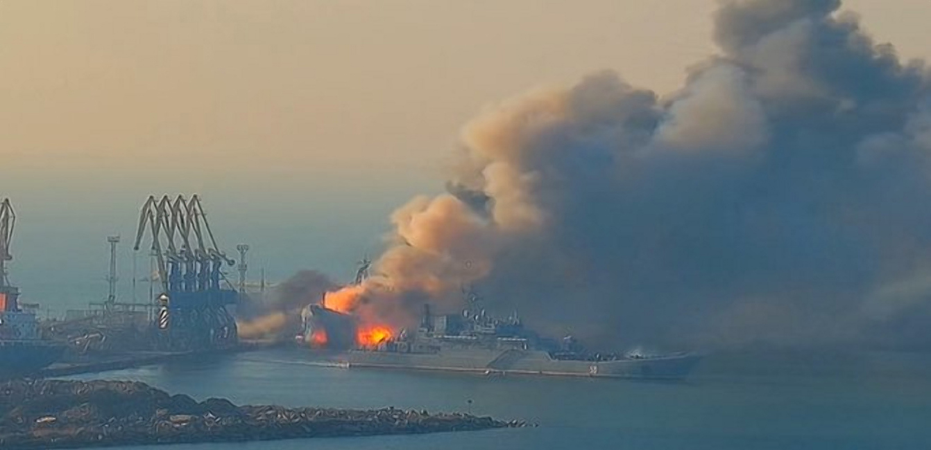 Русский военный корабль был уничтожен в порту Бердянска 24 марта, ракетным ударом. Фото: facebook.com/navy.mil.gov.ua