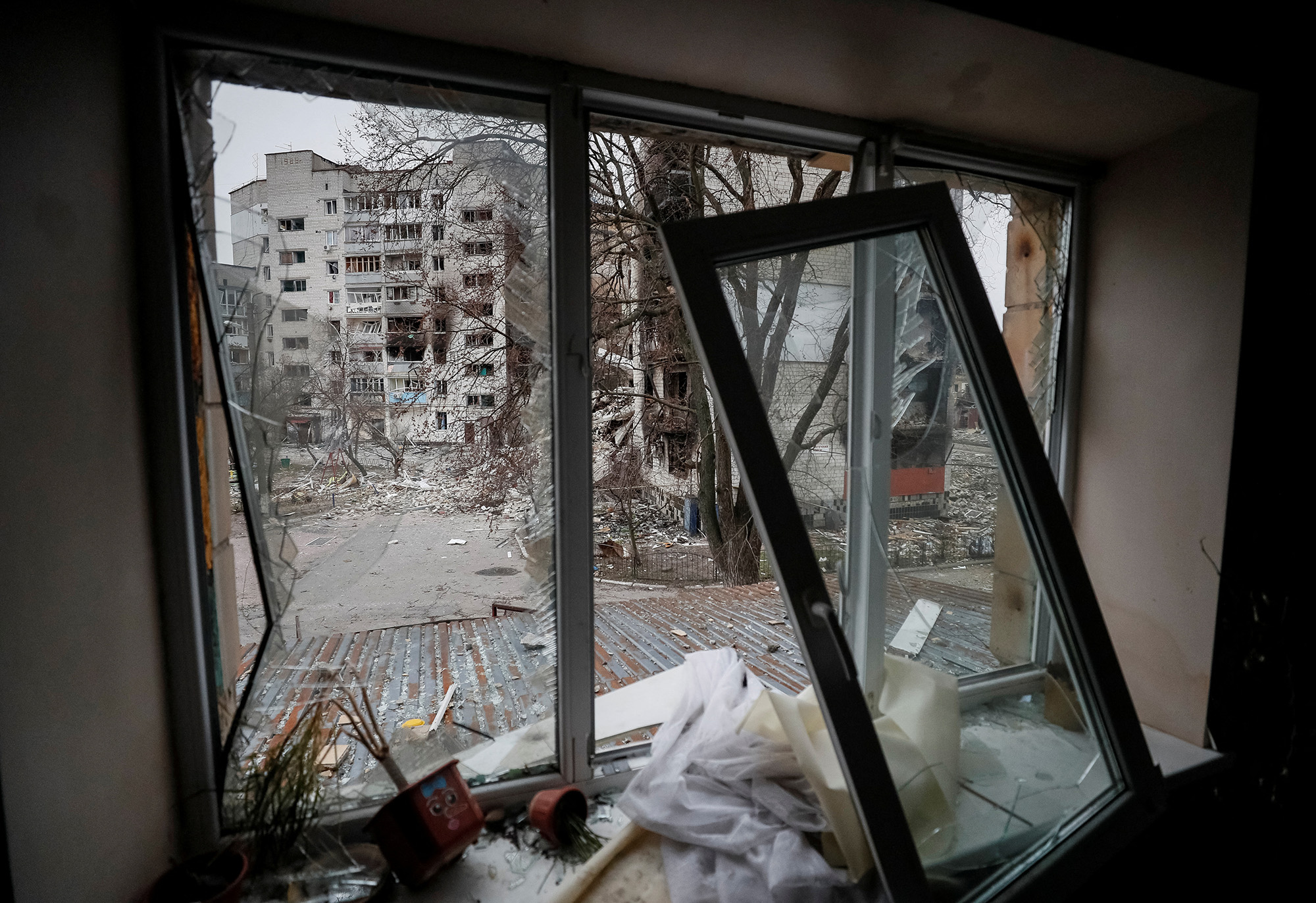 Російські військові прицільно стріляли по житлових будинках. Фото: REUTERS/Gleb Garanich