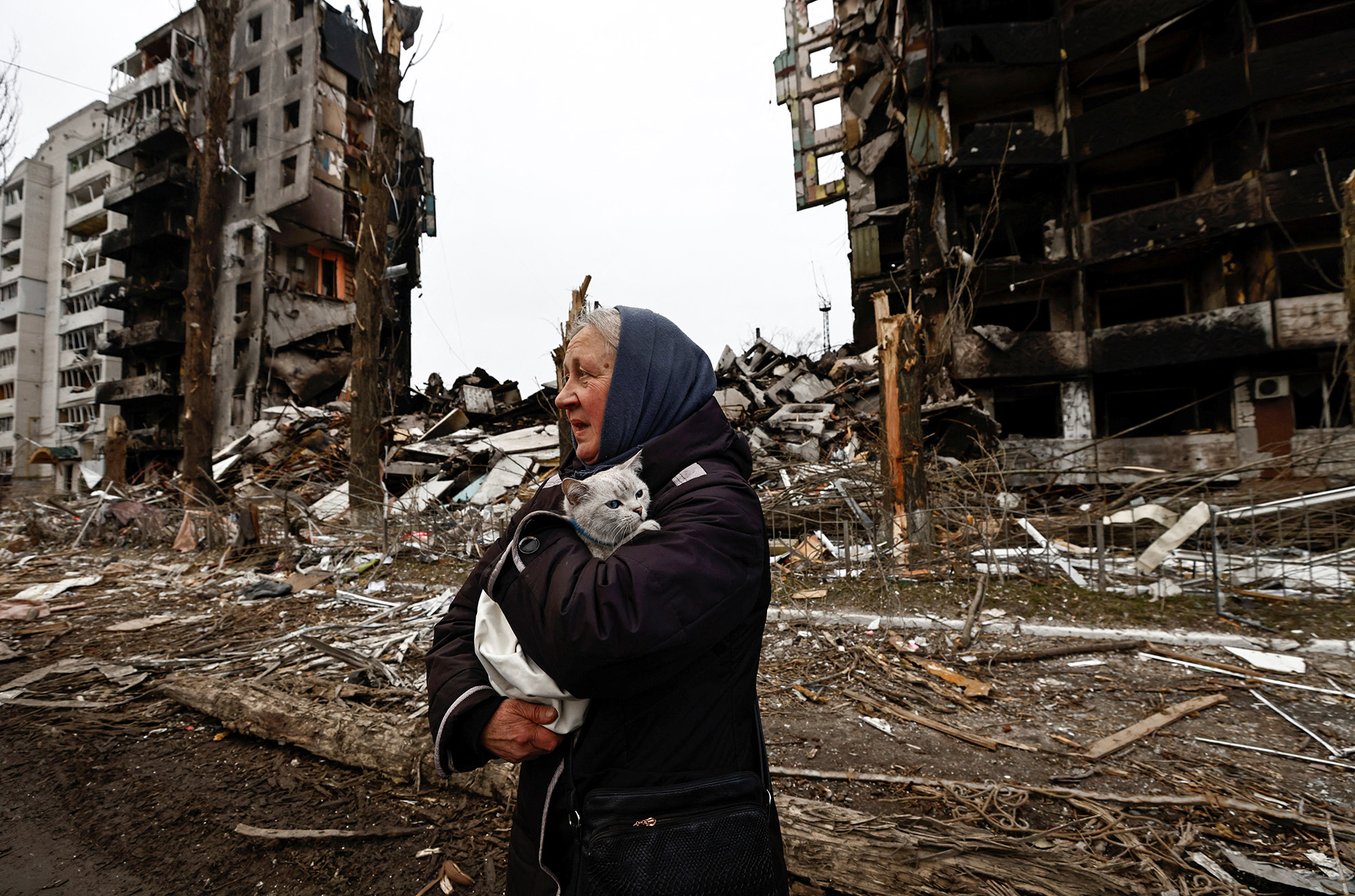 Оповідання про високоточну зброю – це все байки: будинки бомбили 500 кілограмовими бомбами, - каже Володимир. Фото: REUTERS/Zohra Bensemra