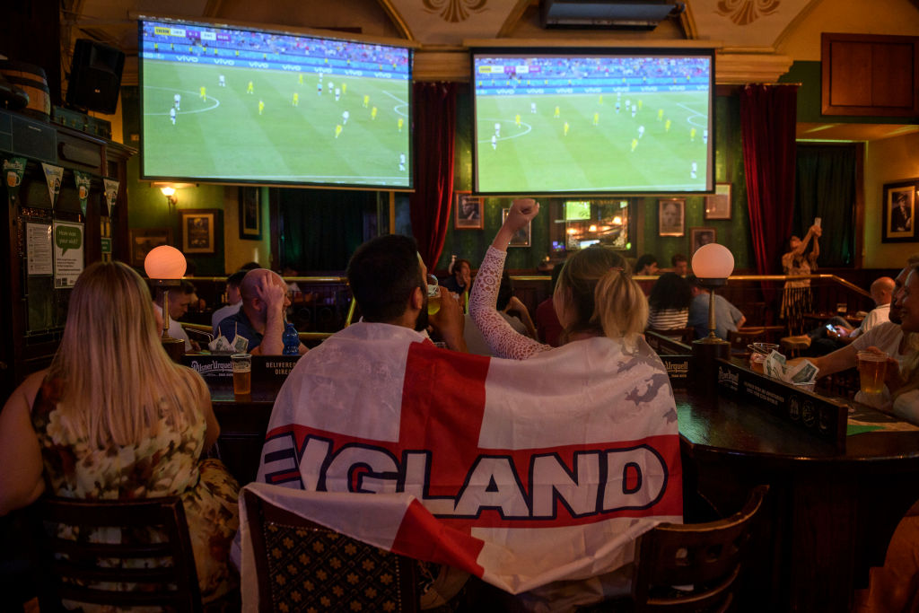 Футбол и пиво в пабе - еще две страсти британцев. Фото: Antonio Masiello/Getty Images
