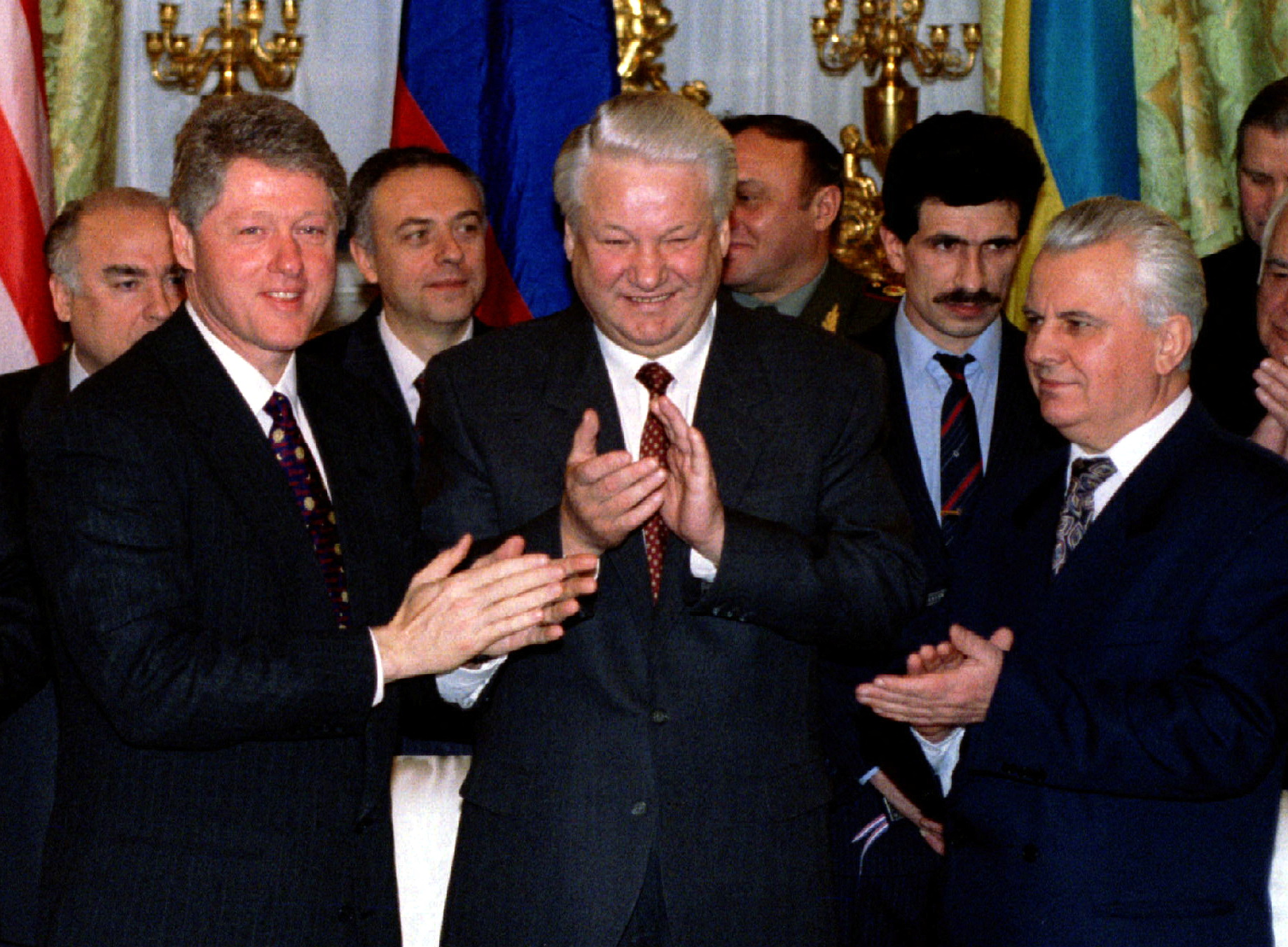 Білл Клінтон, Борис Єльцин та Леонід Кравчук на підписанні Будапештського меморандуму. Фото: REUTERS/Rick Wilking