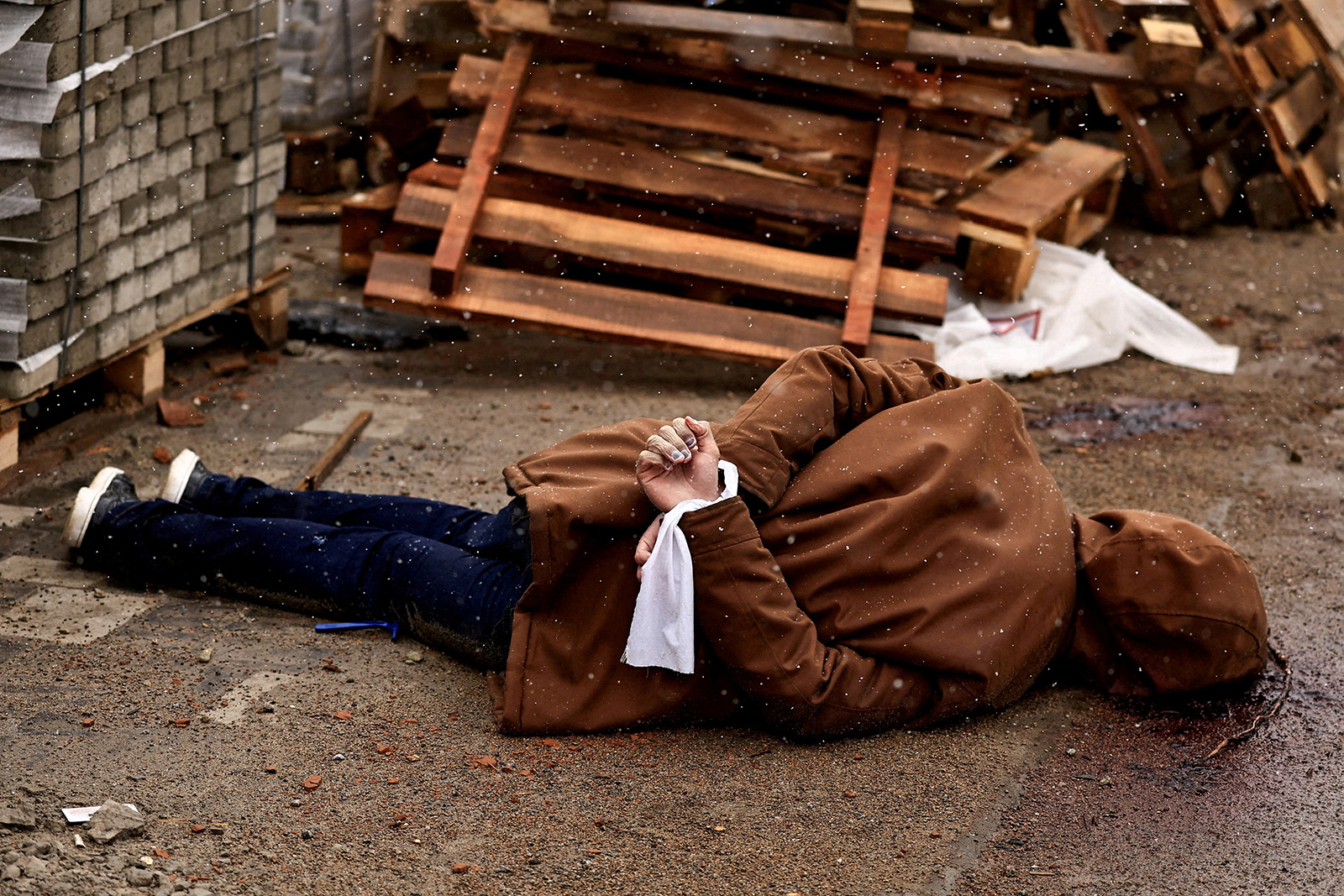 Буча, 3 апреля. Мужчина со связанными за спиной белой лентой руками был, по словам местных жителей, расстрелян российскими оккупантами. Фото: REUTERS/Zohra Bensemra