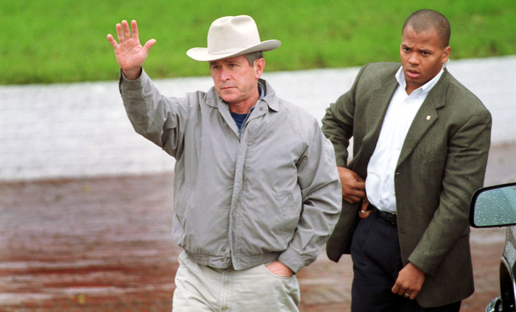 «Свій хлопець із Техасу» Джордж Буш-молодший втомив співвітчизників грою у крутого ковбою в капелюсі. Фото: Joe Raedle/Newsmakers)