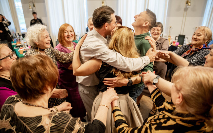 Вечеринка - Майский вечер отдыха, организованный Тартуским Городским Обществом - более половины гостей пенсионеры. Фото: Анна Вязникова