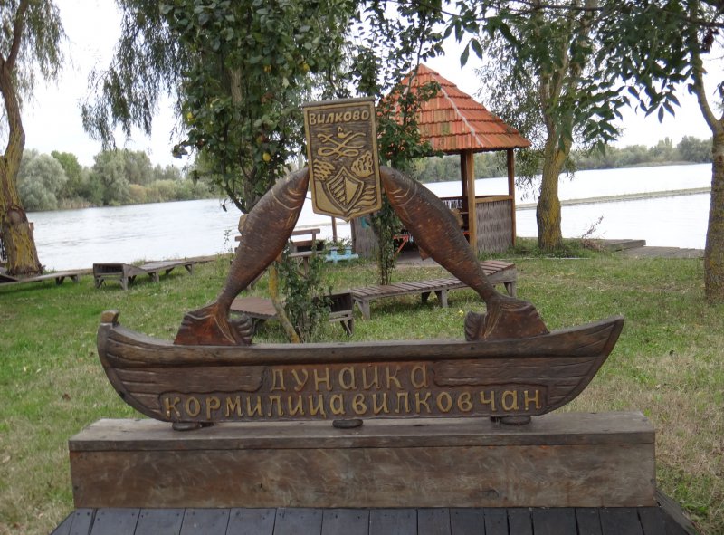Пусть скромный, но памятник. В Вилково так отметили значение для города дунайской селедки. Фото: kpi.ua