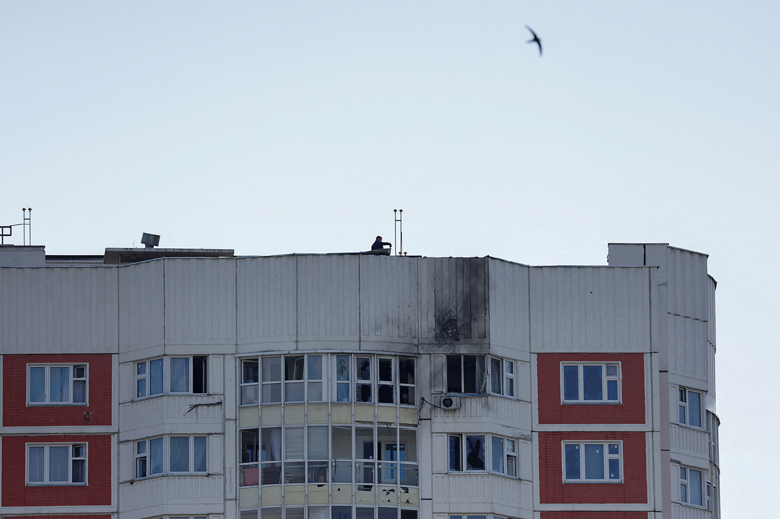 Непуганые россияне еще не знают, что снимать место прилета нежелательно. Фото: REUTERS/Maxim Shemetov​