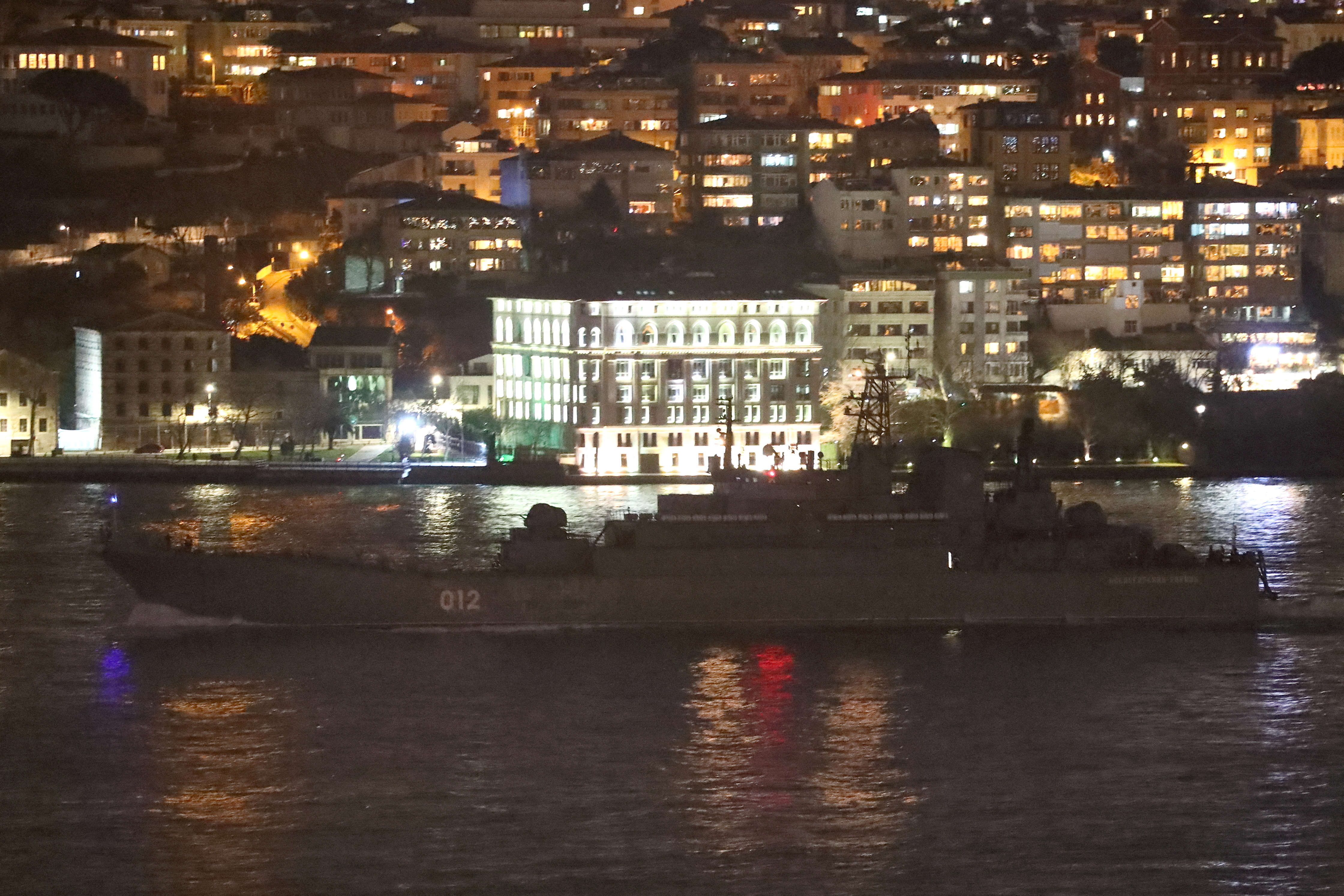 Корабль «Оленегорский горняк» ВМФ России вышел в стамбульский пролив Босфор. Фото: REUTERS/Murad Sezer