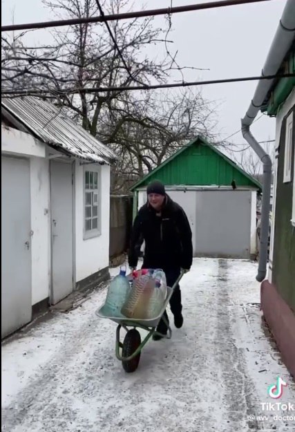 Новый символ Донецка – человек с баклажкой в поисках питьевой воды. Фото: /t.me/chp_donetskv