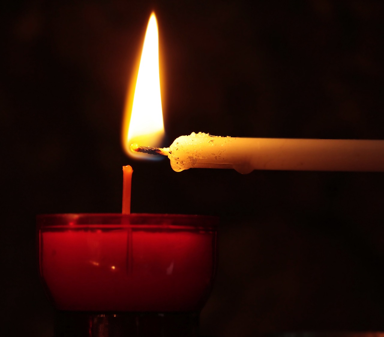 Воскову свічку можна купити в церковних лавках, ароматизовану з парафіну – у будь-якому супермаркеті. S. Hermann/F. Richter із сайту Pixabay