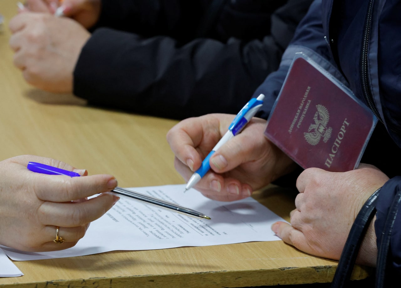 Хто паспорт т.зв. «ДНР» не отримав, тому російська поки не належить. Фото: REUTERS/Alexander Ermochenko