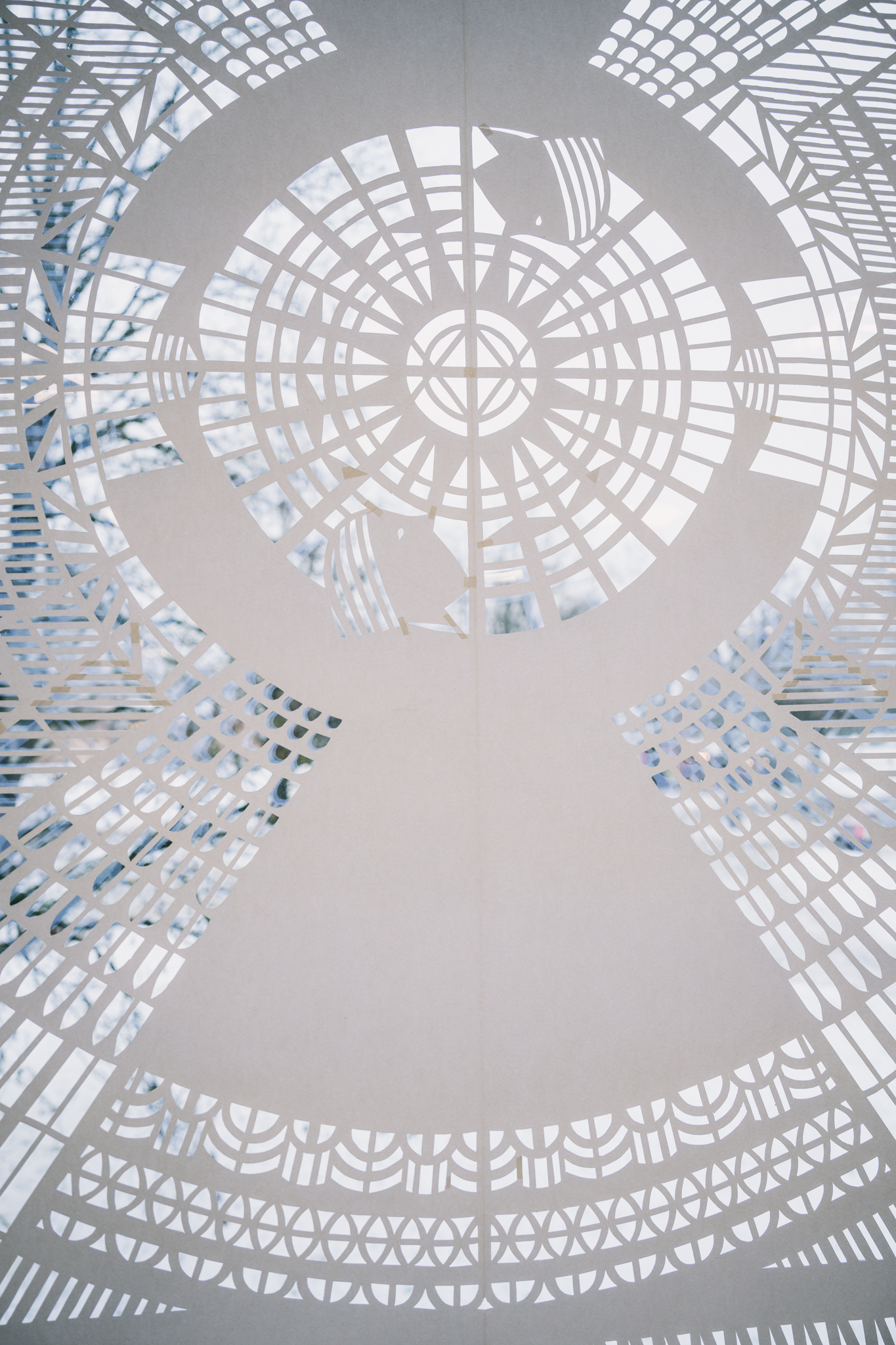 Перед Рождеством окна Сигулдской библиотеки украсили работы николаевской художницы. Фото: facebook.com/siguldasbiblioteka