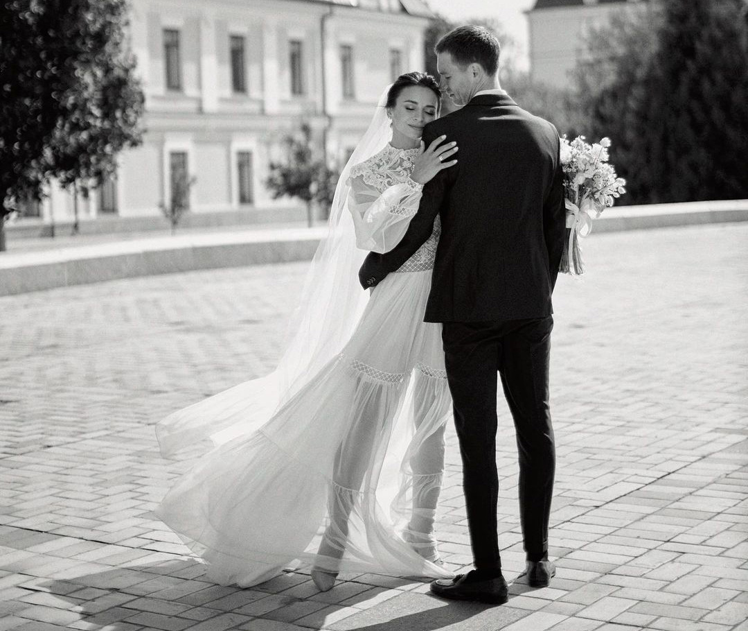Илона Гвоздева выбрала для венчания белое свадебное платье с фатой. Фото: Instagram.com/ilonagvozdeva/