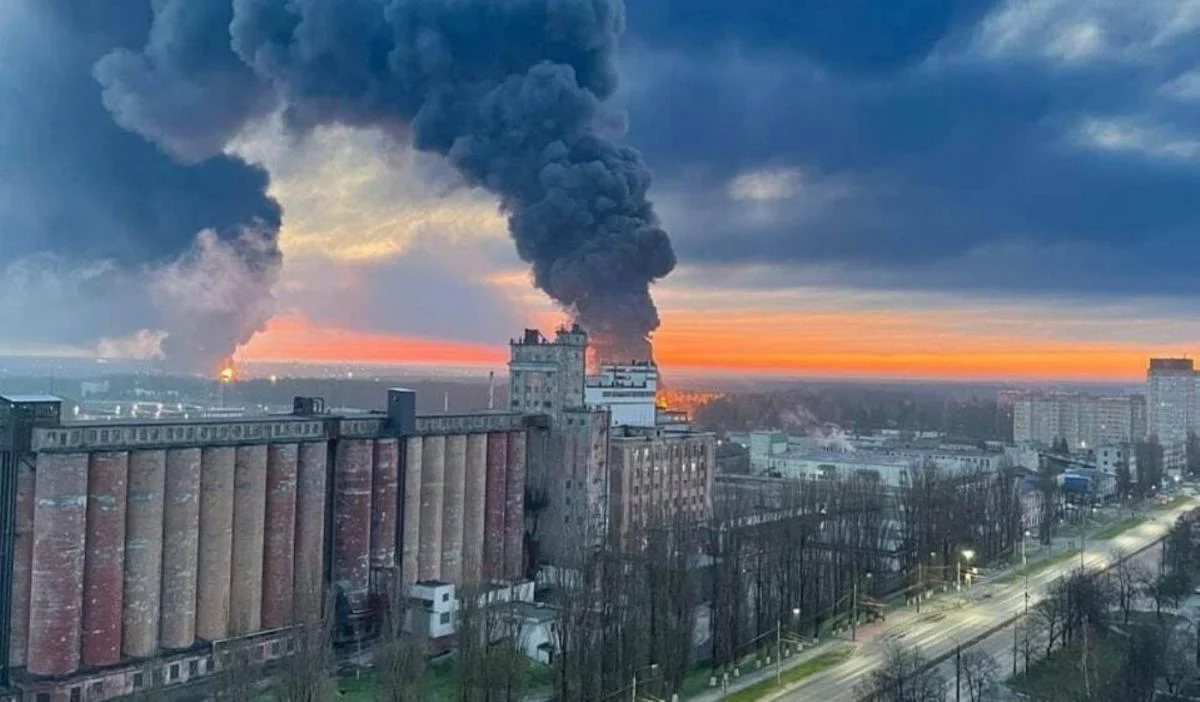Пожар на нефтебазе в Брянске. Фото: t.me/radiogovoritmsk