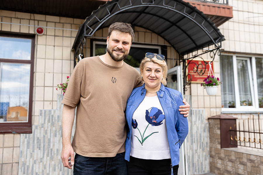 З Мариною Ганіцькою, директоркою Бородянського психоневрологічного інтернату, яка  проїхала через всю Київську область і добралася на окуповану територію Бородянки, щоб допомогти своїм вихованцям. Фото: 1+1