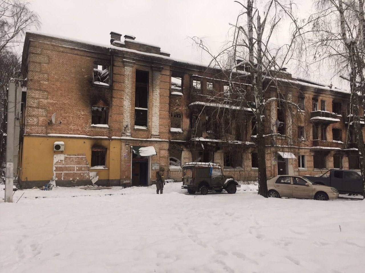 Дом, на котором была изображена женщина в противогазе, никем не охранялся и разрушался от непогоды. Фото: t.me/andrii_nebytov