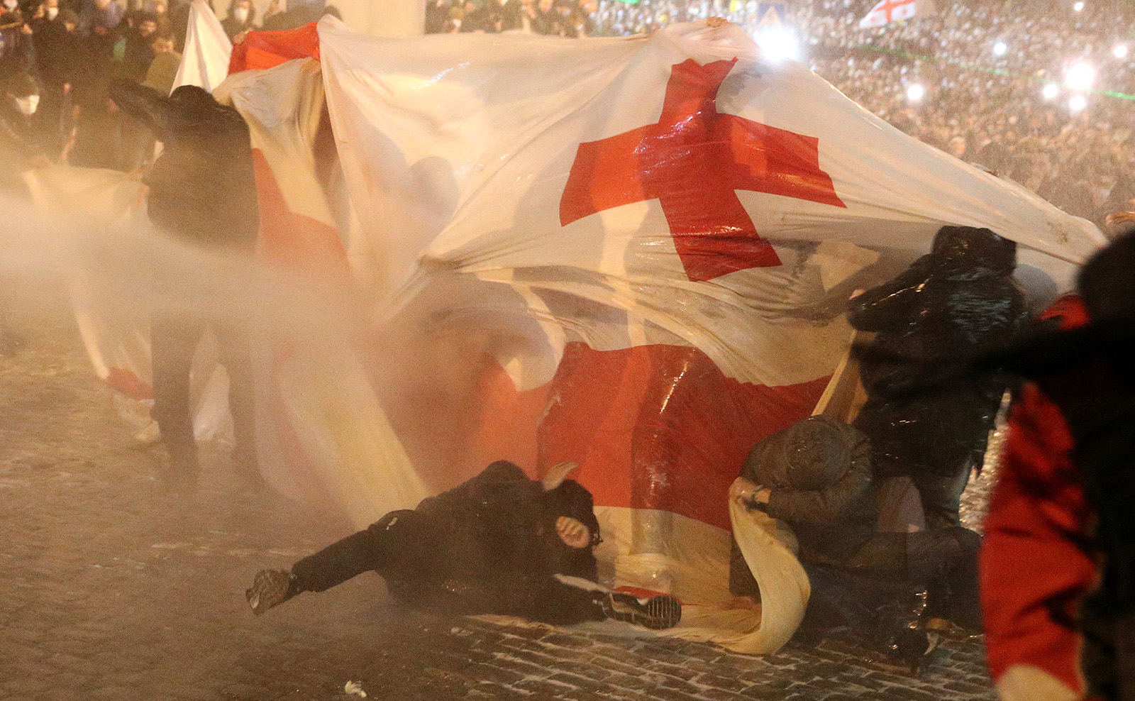 Сутички протестувальників із силовиками біля будівлі парламенту Грузії. Тбілісі, 7 березня. Фото: REUTERS/Irakli Gedenidze