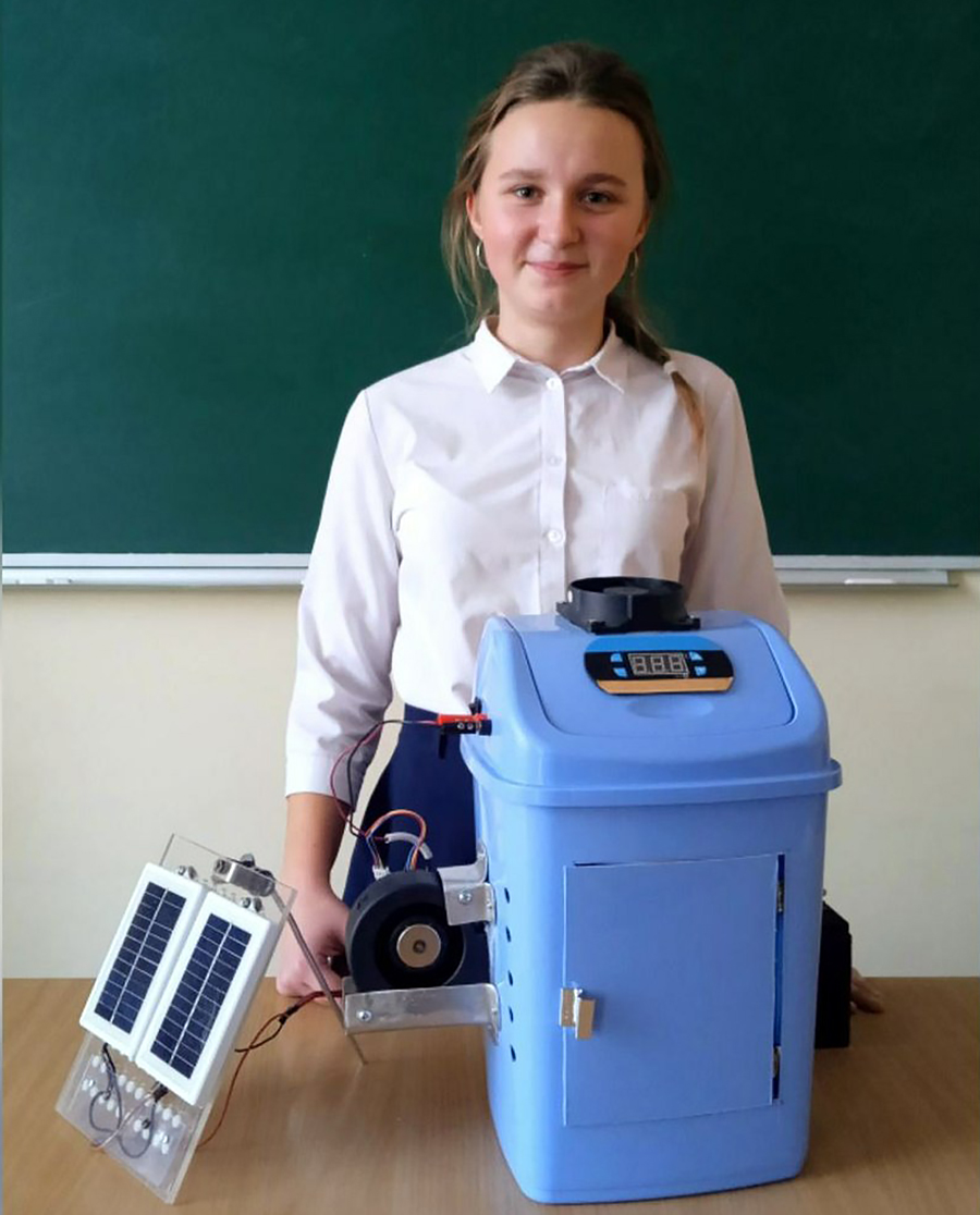 Єлизавета Герасимчук зібрала діючу модель екологічного холодильника. Фото: facebook.com/khnpp​