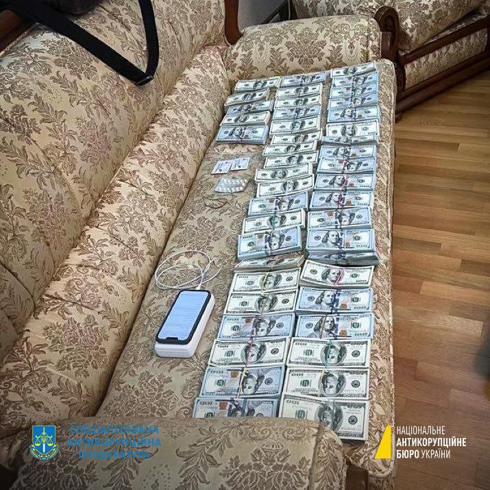 Часть денег была найдена во время обыска у главного фигуранта дела. Фото: nabu.gov.ua