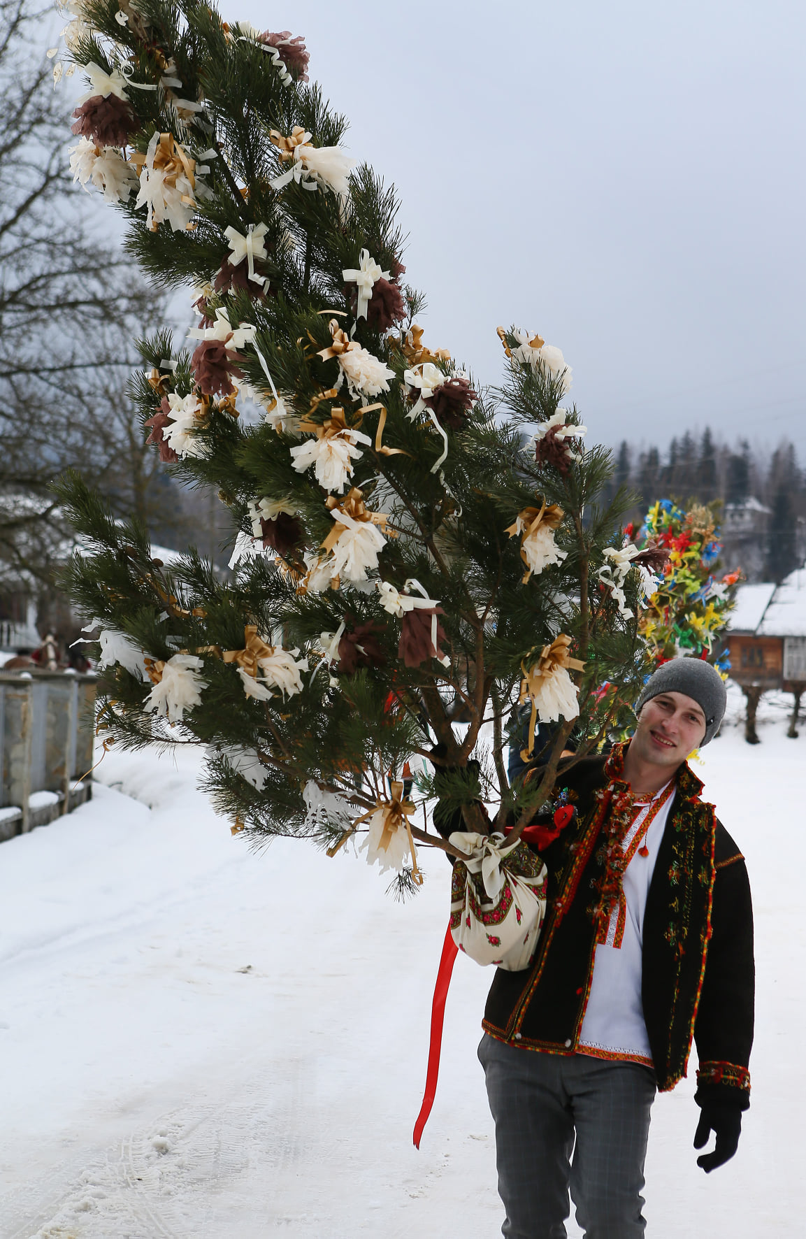 Обов'язковий символ гуцульського весілля – два зв'язані між собою деревця. Фото: ФБ Євген Кравс