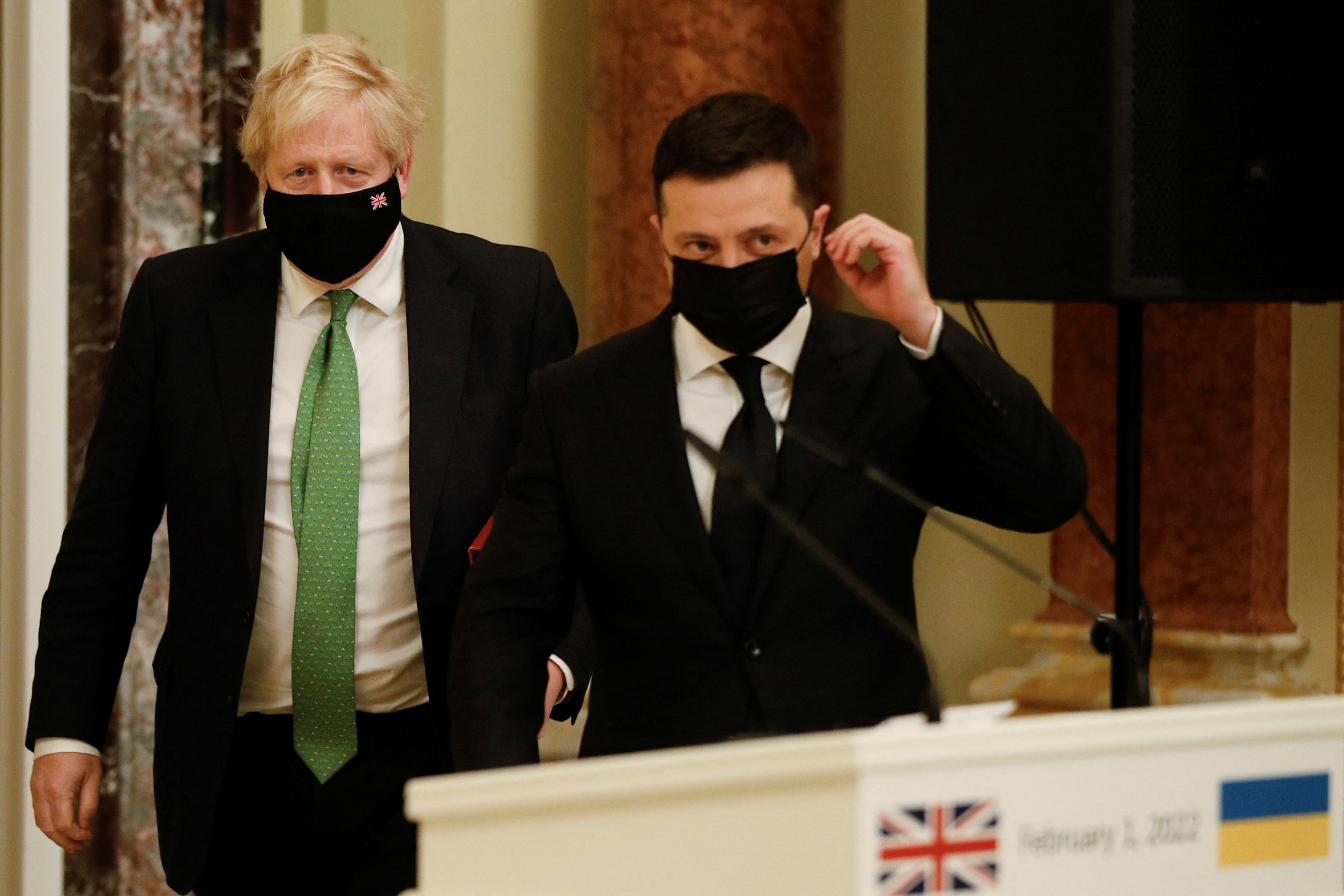 Візит Бориса Джонсона запам'ятався українцям ще й завдяки його зеленій краватці. Фото: REUTERS/Peter Nicholls