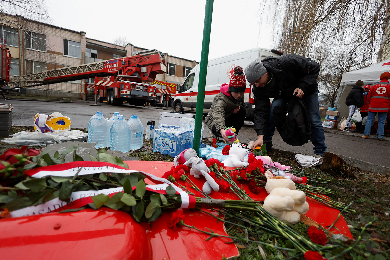 До місця трагедії несуть квіти та іграшки. Фото: REUTERS/Viacheslav Ratynskyi