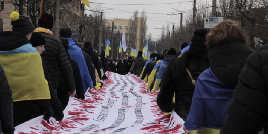 В Кропивницком помимо флага пронесли еще и длинную вышиванку. Фото: городская пресс-служба