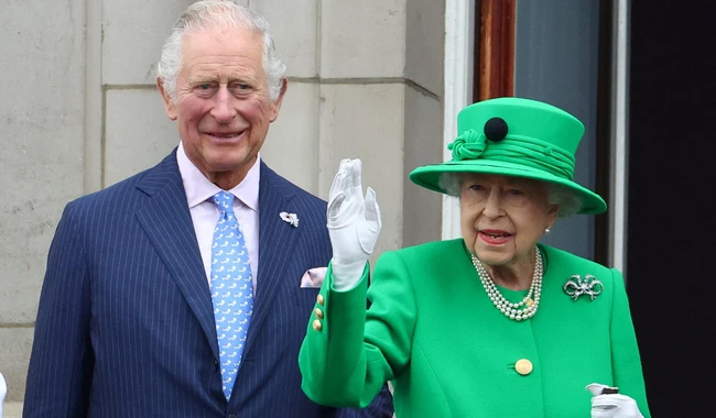 Королева Елизавета II стала символом британской монархии. Теперь на троне - ее первенец, король Карл III. Фото: REUTERS/Hannah McKay