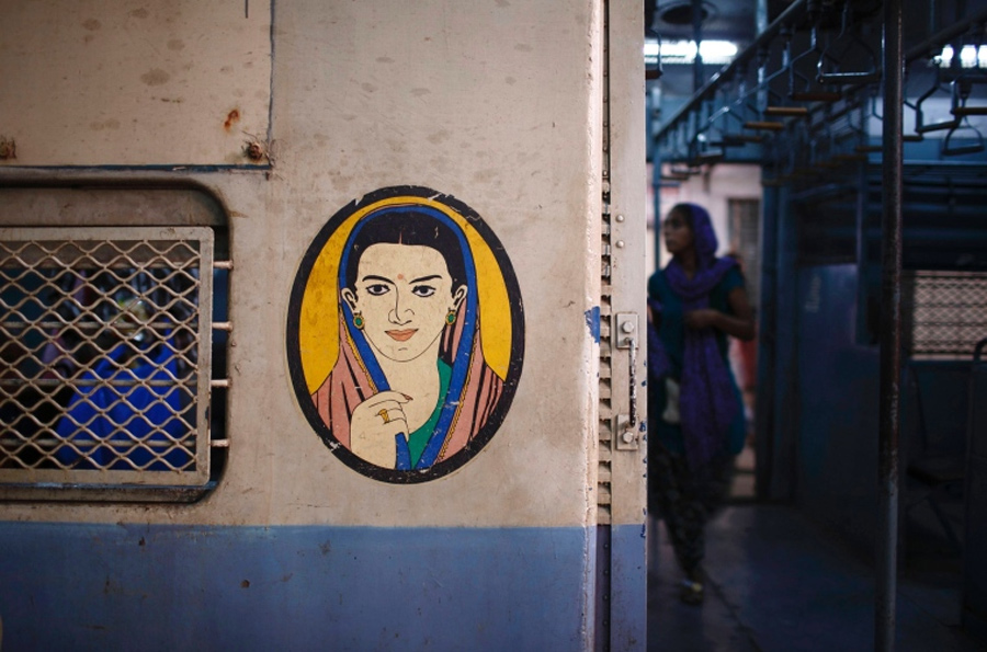 У Мумбаї поїзди для жінок маркірую таким малюнком. Фото: conjure.livejournal.com
