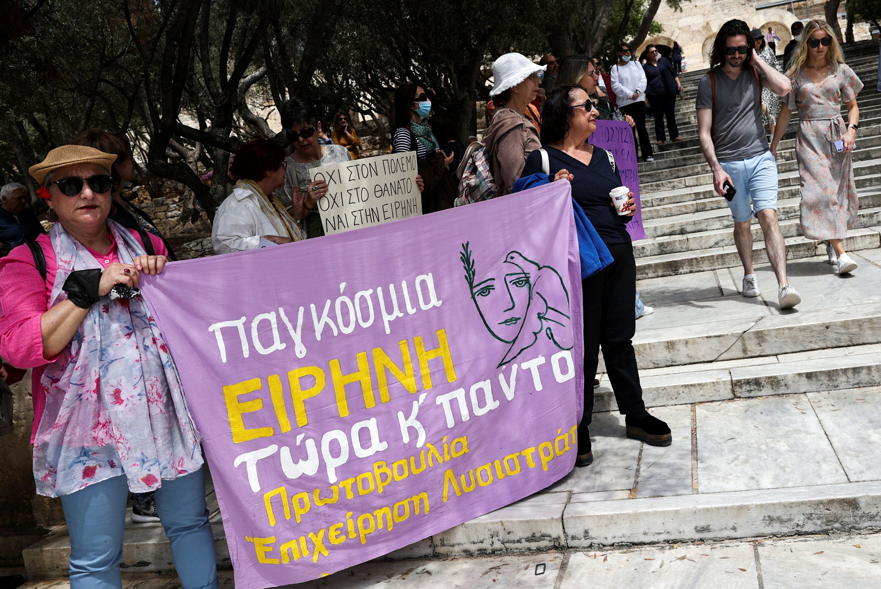 8 травня 2022, Афіни. Жінки протестують проти війни в Україні з нагоди Дня пам'яті та примирення. REUTERS/Louiza Vradi