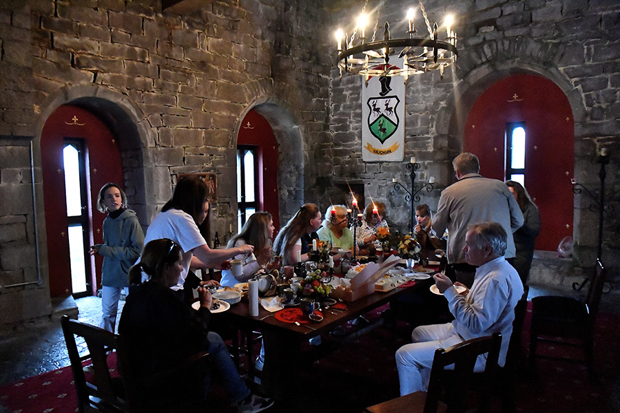 Власник замку XV століття в Ірландії запропонував його як притулок для двох сімей – з Дніпра та Запоріжжя. Фото: REUTERS/Clodagh Kilcoyne