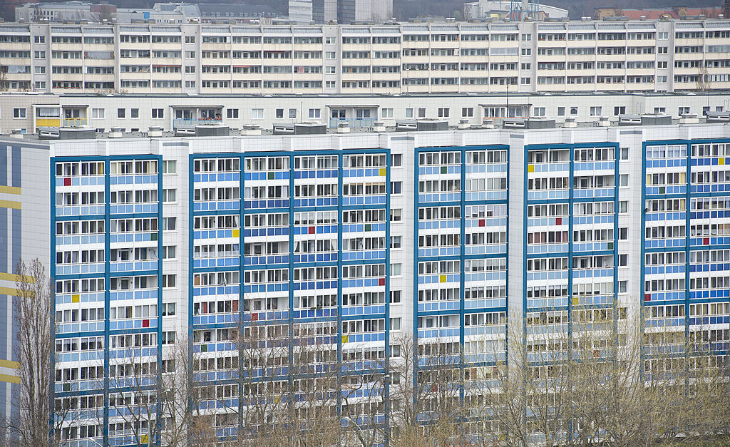 Многоэтажек, например, в пригороде Берлина много. А вот свободных квартир – почти нет. Фото: Michael Gottschalk/Photothek via Getty Images)
