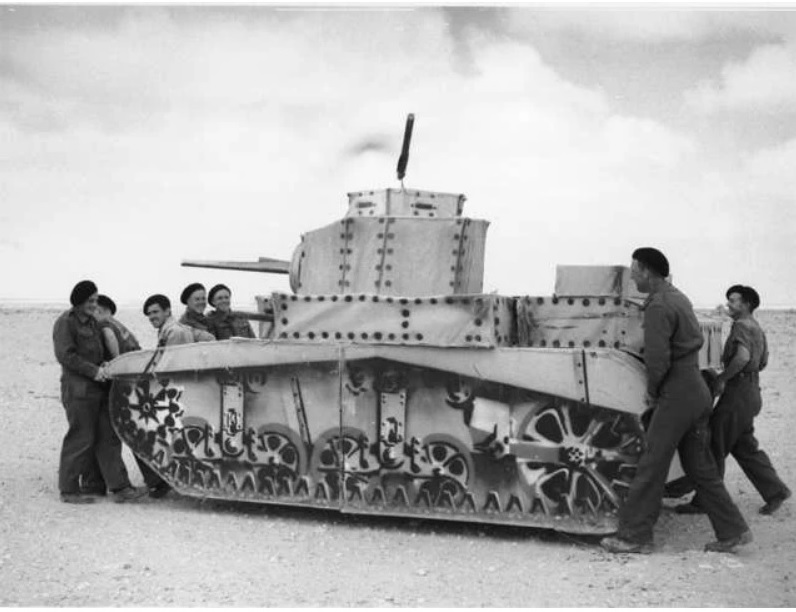 Надувний танк виходить на позицію. Фото: nationalarchives.gov.uk