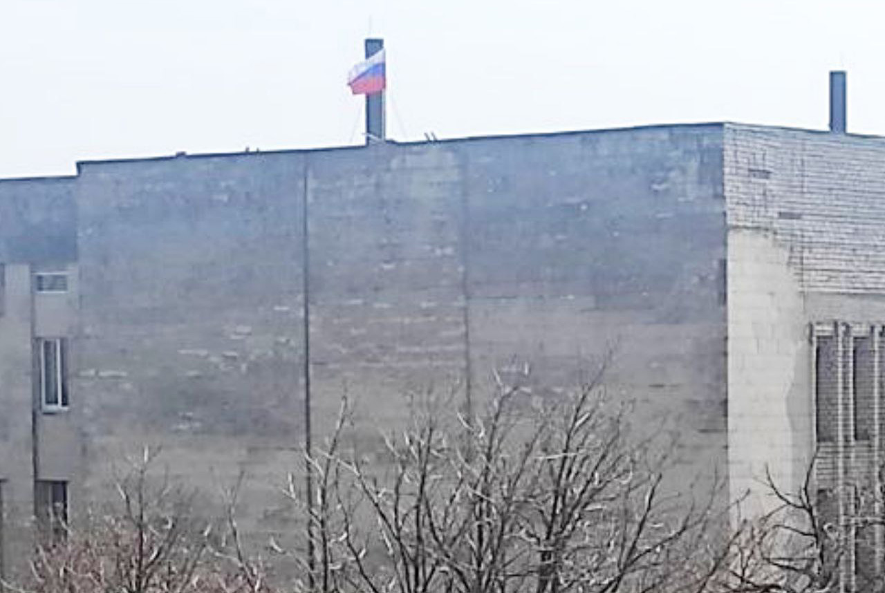 Рашистский флаг на горсовете Каховки, 2 апреля. Фото: t.me/kurilka_kahovka