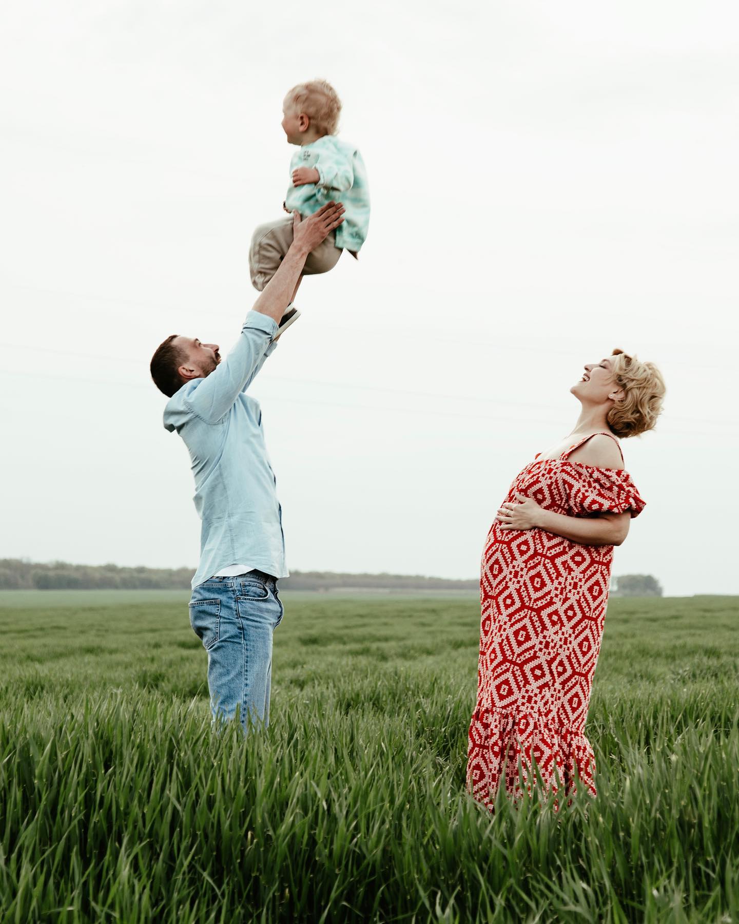 Вера, Роман и их сын Иван ждут пополнения в семье в августе. Фото: Instagram.com/kekeliavera/фотограф Марта Адамчук
