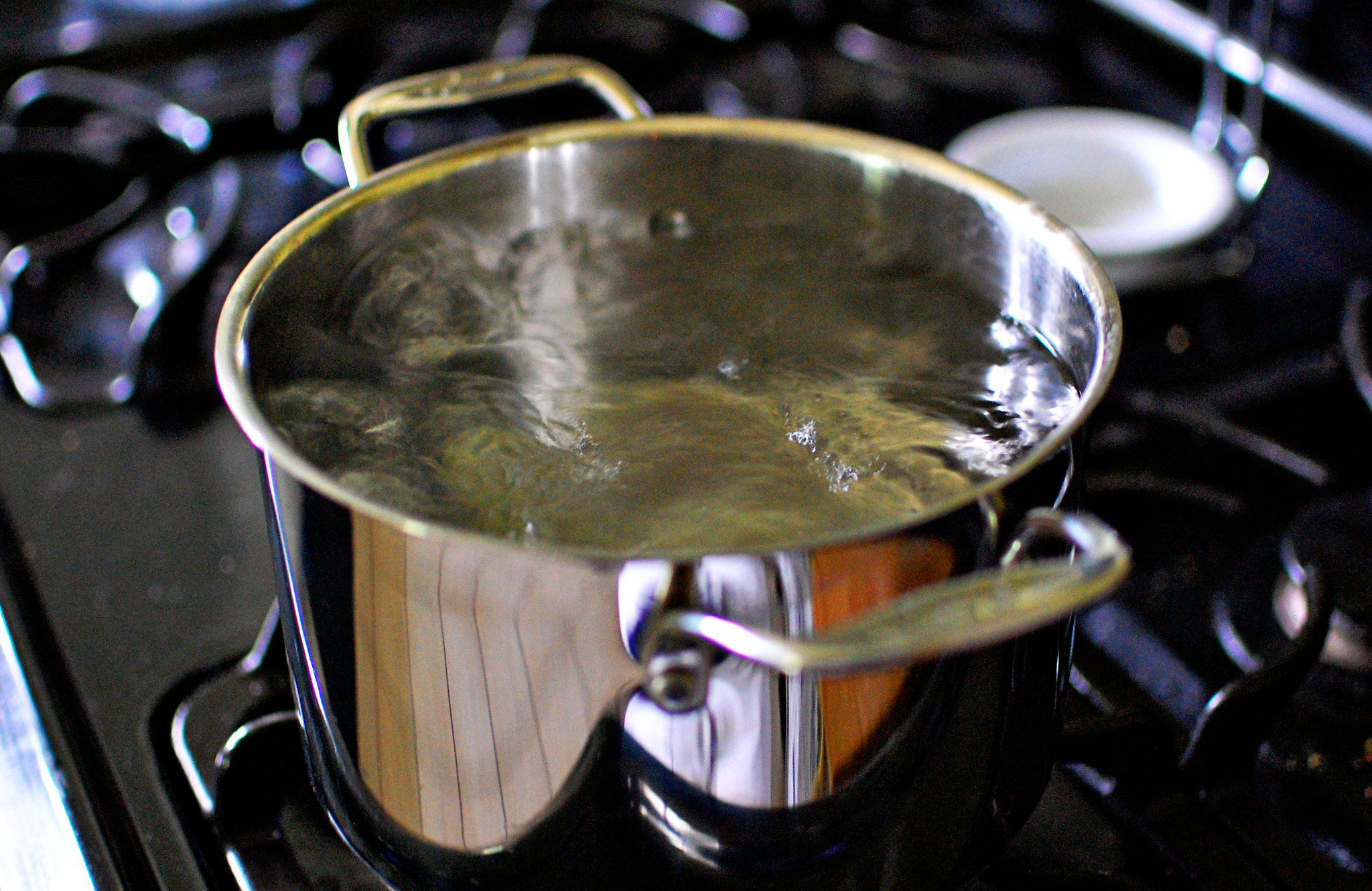 Щоб неочищена вода стала придатною для пиття, її треба кип'ятити щонайменше 15 хвилин. Фото: flickr.com/Jamie