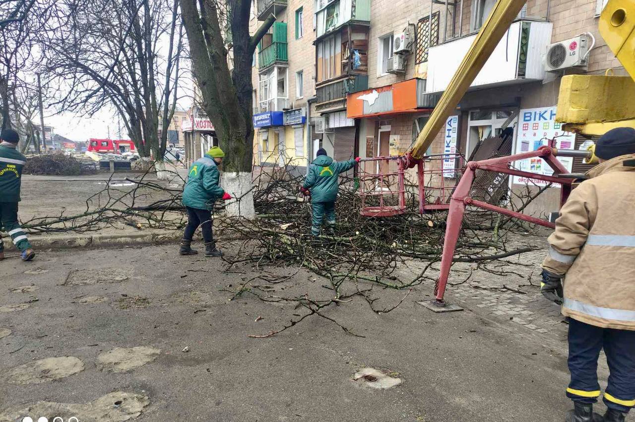 Коммунальщики сегодня работают сутками, чтобы восстанавливать порядок. Фото: t.me/citykharkivua/