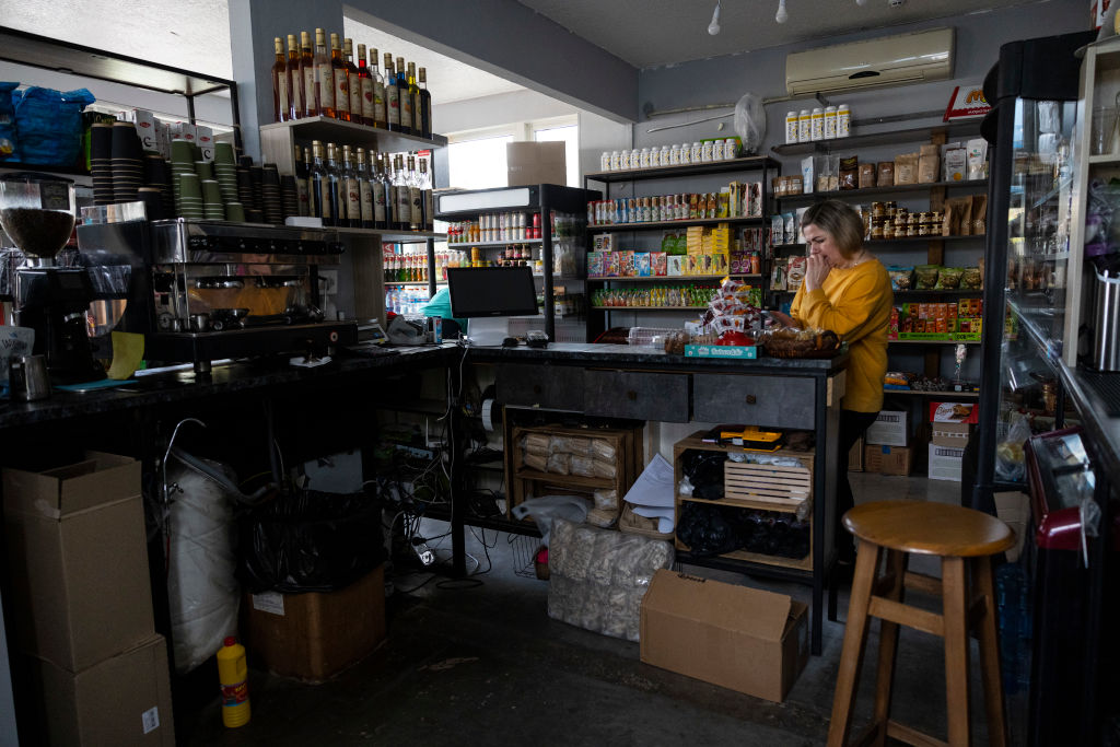 Есть в кофейне дополнительный источник электропитания - работают. А нет - вынуждены простаивать. Фото: Paula Bronstein / Getty Images​ 