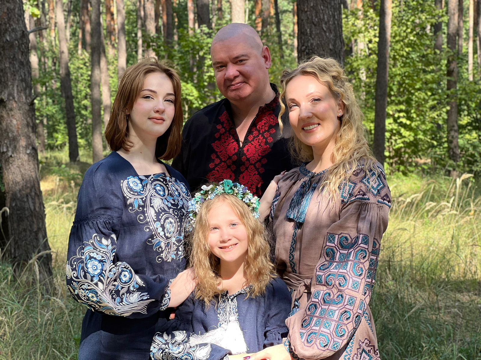 З дружиною Ксенією та доньками – Варварою та Серафімою. Фото: Студія «Квартал 95»